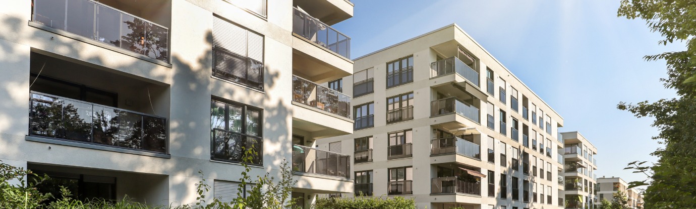 Immeubles résidentiels modernes avec balcons vitrés, grandes fenêtres et espaces végétalisés
