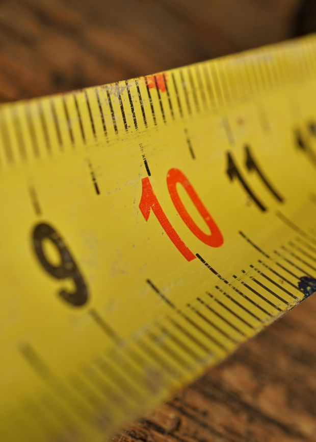 Diagnostiqueur en combinaison de protection sur une toiture