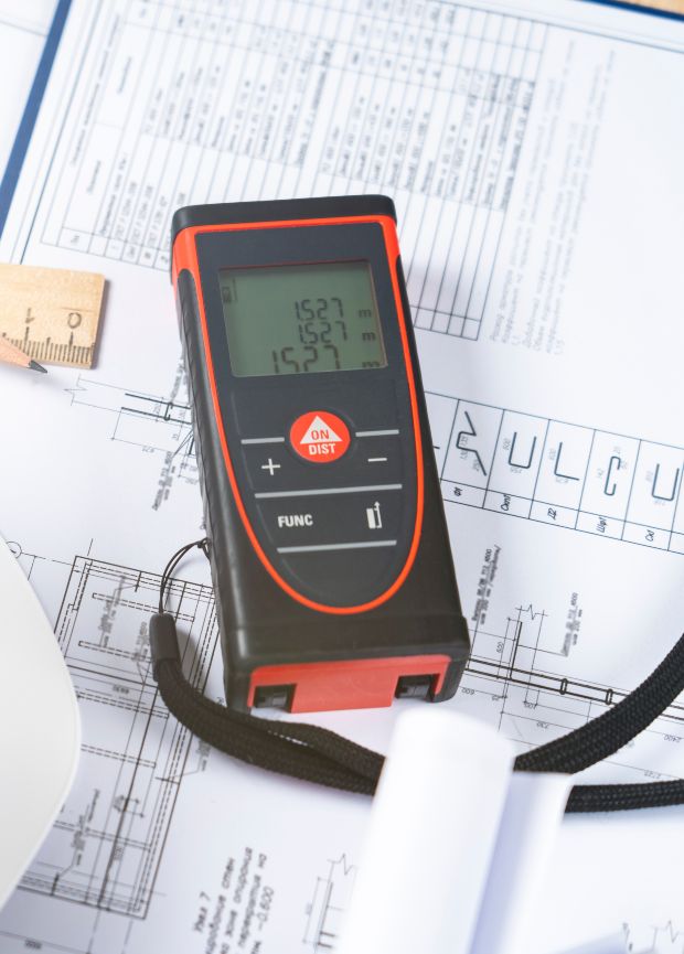 Diagnostiqueur en combinaison de protection sur une toiture