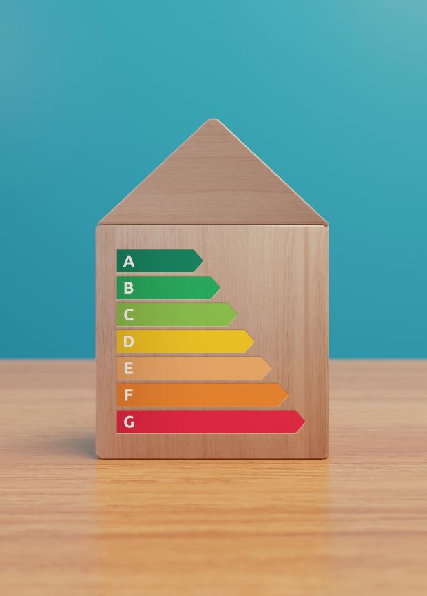 Diagnostiqueur en combinaison de protection sur une toiture